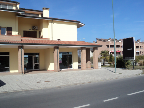 COMMERCIALE V.LE LEOPARDI